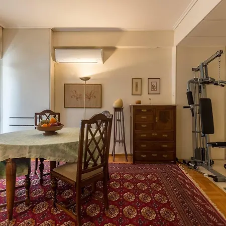 Art Deco Spacious Close To Centre Apartment *