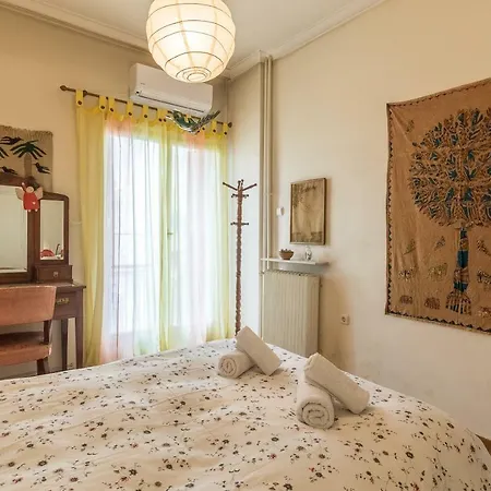 Art Deco Spacious Close To Centre Apartment *