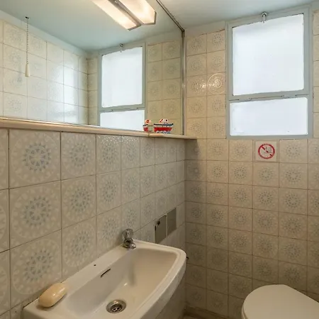 Art Deco Spacious Close To Centre Apartment *